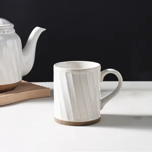أكواب قهوة بيضاء منقوشة بشعار مخصص مع قاع فخاري