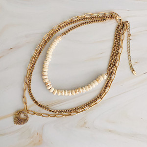 Collana a strati con cuore dorato e perline in resina - Product Image 1