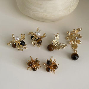 Pendientes de Verano con Diseño de Abeja, Chapados en Oro de 18K PVD, Acero Inoxidable, Imitación de Perla y Circonita Cúbica - Product Image 4