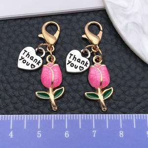 Porte-clés esthétique en émail rose avec breloque cœur tulipe et lettre, pendentif floral pour sac avec fermoir mousqueton, petit cadeau créatif pour elle - Product Image 2