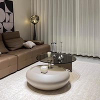 Table basse en verre élégante et contemporaine avec base arrondie unique Meubles de maison pour espaces de vie modernes et décoratifs