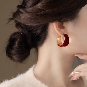 Pendientes de aro de terciopelo rojo con borde dorado y diseño geométrico para ocasiones de regalo - Product Image 4