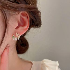 Boucles d'oreilles pendantes en forme de fleur et de papillon en moissanite plaquée or de style forêt féerique, petites, pour les anniversaires de jeunes filles - Product Image 2