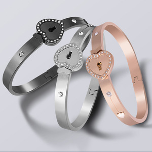 Conjunto de pulsera y collar con colgante y brazaletes de corazón con llave y cerradura de acero inoxidable | Conjunto de joyería desbloqueable para parejas de amantes para hombres y mujeres - Product Image 5