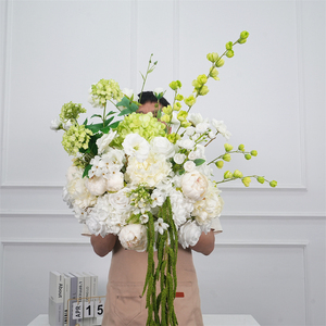 Centro de Mesa de Flores Artificiales Personalizado de Amaranto Verde y Hortensias Blancas, Duradero, para Bodas y Eventos - Product Image 1