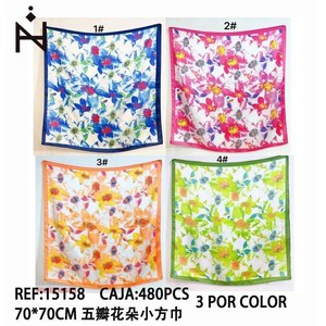 Fazzoletto quadrato piccolo con fiore a cinque petali 70x70 cm, sciarpa per donna, accessorio moda - Product Image 3