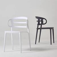 Chaise de salle à manger italienne moderne bon marché en polypropylène pour cafétéria empilable en plastique PP pour restaurant