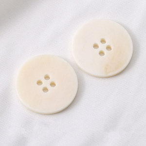 Boutons classiques écologiques 4 trous ronds à dos plat couleur crème en véritable os de boeuf pour vêtements - Product Image 3
