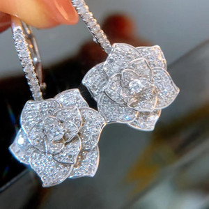Eleganti Orecchini Pendenti a Fiore per Donne, Orecchini Floreali con Pietre Scintillanti, Gioielli per Uso Quotidiano e Feste, Vendita all'Ingrosso - Product Image 6