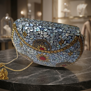 Bolso bandolera hecho a mano de latón dorado con diseño floral en relieve y correa de cadena para mujer, estilo étnico para fiestas. |   Colección de artesanías de resina - Product Image 1