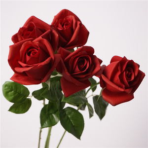 Roses artificielles rouges en <span class=keywords><strong>gros</strong></span>, roses artificielles au toucher réel pour <span class=keywords><strong>bouquet</strong></span> <span class=keywords><strong>de</strong></span> mariage et décoration intérieure, commande en <span class=keywords><strong>gros</strong></span> - Product Image 1