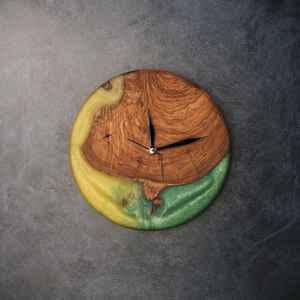 Elegante Reloj de Pared de Resina y Madera Hecho a Mano, Duradero, Funcional, Elegante y Decorativo, Perfecto para Sala de Estar o Dormitorio - Product Image 2