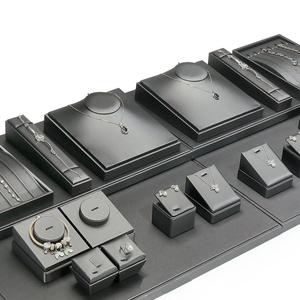 Supporto in pelle personalizzato per <span class=keywords><strong>espositore</strong></span> negozio di gioielli argento grigio pennello in pelle collana anello <span class=keywords><strong>orecchini</strong></span> <span class=keywords><strong>espositore</strong></span> - Product Image 1