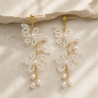 Anting-anting gantung manik-manik bunga mutiara imitasi, elegan, natural, serbaguna, perhiasan telinga yang menawan.