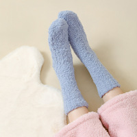 Chaussettes en peluche en vrac Chaussettes d'hiver thermiques ultra douces pour femmes hommes, chaussettes de maison confortables antidérapantes en gros dans des couleurs unies
