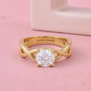 Bague de fiançailles solitaire en diamant rond avec bande élégante de créateur pour la mariée moderne, bijoux fins - Product Image 1
