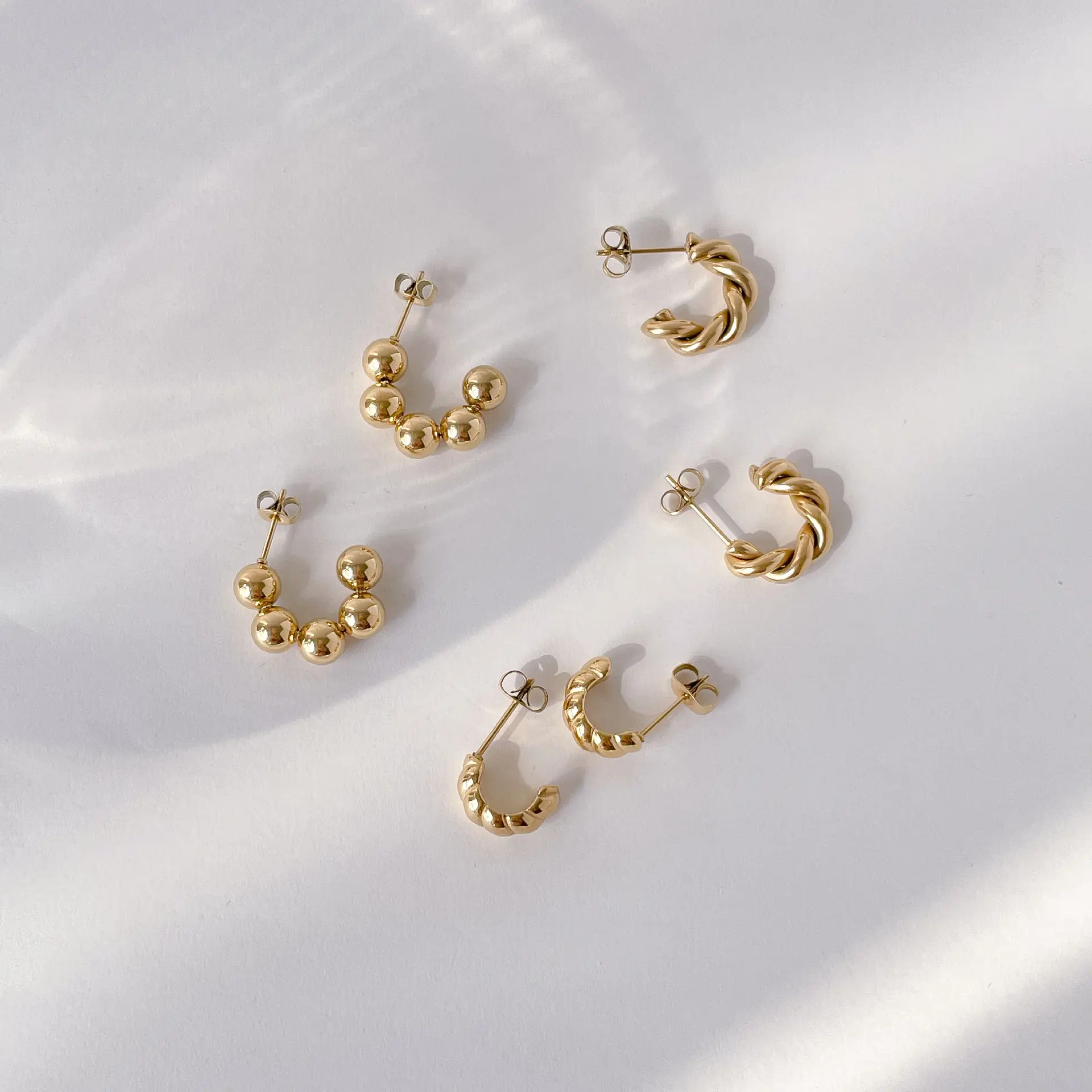 Boucles d'oreilles en acier titane plaqué or, bijoux simples et simples, boucles d'oreilles, en forme de C, clou en forme de C, 316L
