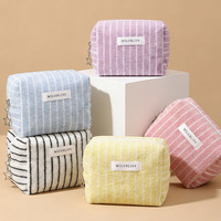 Pochette à maquillage rayée pastel en tissu éponge moelleux avec fermeture éclair étoile