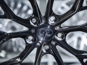 关于乘用车的新设计，为宝马X5定制带拉丝深黑色和可定制帽的单块锻造车轮 - Product Image 2