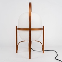Lampe de table en bois pour hôtels Lampe Designers Hôtel de luxe Verre Portable Lanterne Style Abat-jour en verre Frêne Noyer Lampe de table en bois