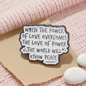 «QUAND le pouvoir de l'amour surmonte l'amour du pouvoir, le monde connaîtra la paix» Broche de citation Broche en métal noir blanc minimaliste - Product Image 2