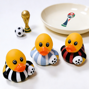 Canard en caoutchouc de football pour enfants, canards sportifs pour le bain, cadeaux d'anniversaire, cadeaux de baby shower, activités en classe, été, plage et piscine - Product Image 2