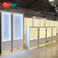 Vitrine de présentation de lunettes OUYEE personnalisée en verre pour magasin d'optique, présentoir mural pour lunettes de soleil