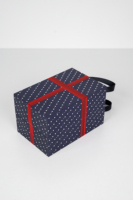 Boîte cadeau personnalisée de style livre à double ouverture, imprimé pois bleu marine et blanc, avec poignée en ruban noir, insert en mousse EPE personnalisé, recyclable