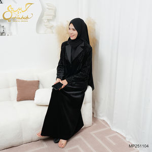 عباءة كلاسيكية أنيقة سوداء مفتوحة للنساء المسلمات في دبي والكويت لعام 2026، معطف شتوي مزين بالخرز للبيع بالجملة - Product Image 5