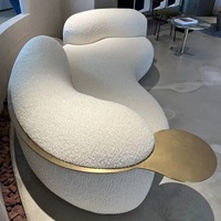 Sofá Curvo de Madera Reclinable de Una Plaza, Estilo Italiano, Estilo Crema, Lujo Ligero, para Apartamentos Pequeños, Sala de Estar, Tienda de Ropa, Salón de Belleza