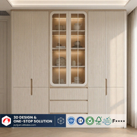 Armoire moderne à panneaux cannelés couleur crème, dressing sur mesure avec portes arquées vitrées à LED, design sans poignées