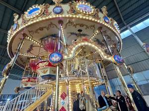 Carrusel Metálico de Dos Pisos, 50-56 Asientos, Equipo de Entretenimiento para Carnaval Interior y Exterior, Atracciones de Lujo - Product Image 4