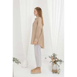 Camisa de Mujer con Botones de Perla y Detalle de Pecho en la Espalda - 20645GML - CAMEL - Product Image 2