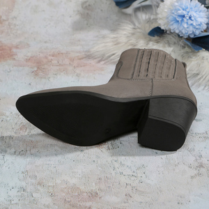 Esclusivo stivaletti da <span class=keywords><strong>donna</strong></span> in stile occidentale <span class=keywords><strong>grigio</strong></span> finto camoscio a punta con tacco a pieghe cucite - Product Image 5