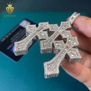 Pendentif Croix en Argent 925 avec Moissanite Taille Baguette, Sertie de Moissanites, Testée au Diamant Testeur, Colliers Pendentifs Raffinés - Product Image 1