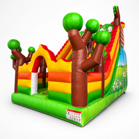 Toboggan gonflable commercial sur le thème de la jungle avec zone de saut pour enfants, idéal pour les parcs d'attractions extérieurs et la location