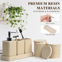 Ensemble d'organisateurs de salle de bain CF moderne beige en résine imitation travertin, 6 pièces, avec pompe chromée, support divisé, pot à cotons-tiges et plateau antidérapant