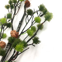 Branches de pin vertes, pommes de pin, tiges de pin