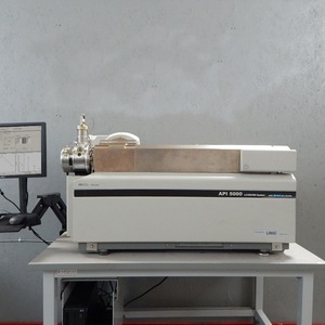 เครื่องวิเคราะห์ AbSciex Api 5000 แบบโครมาโทกราฟีของเหลวพร้อมสเปกโตรเมทรีมวลแบบอิเล็กโทรสเปรย์ไอออนไนเซชันควอดรูโพล ความละเอียด 0.5-2 อะตอมมูเลกุล - Product Image 2