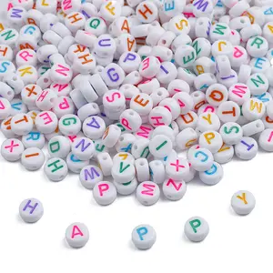 AR1025 Großhandel 500 g 7 mm flache runde mehrfarbige Kunststoffperlen bunte Acryl-Einzelbuchstaben-Alphabet-Perlen zur Schmuckherstellung
