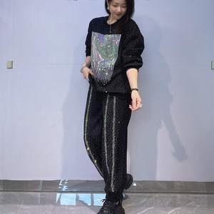 เสื้อสเวตเตอร์และกางเกงประดับเพชรสำหรับผู้หญิง คอกลม แขนยาว ทรงหลวม ชุดลำลองสองชิ้นสำหรับฤดูใบไม้ร่วงฤดูหนาว - Product Image 3