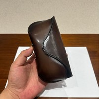 Étui à lunettes vintage rectangulaire en cuir rigide, fabriqué à la main avec des techniques de coloration traditionnelles, en cuir de vachette pleine fleur importé