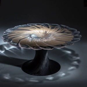 Table ronde en fibre de verre et résine transparente, effet cristal, motif pétales, ondulations aquatiques, mobilier d'intérieur haut de gamme pour hall d'exposition - Product Image 5