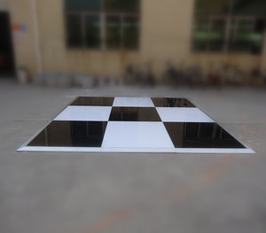 Plancher de danse portable en contreplaqué, motif damier, finition brillante blanc et noir, grain de bois, pour événements et fêtes - Product Image 5