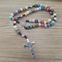 Chapelet de Saint Benoît multicolore en perles de bois sculptées, collier de prière catholique, bijoux religieux avec croix, idéal pour un cadeau