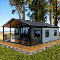 Maison conteneur solaire modulaire préfabriquée à double aile extensible avec toit à pignon, terrasse et balustrades pour la vie en bord de lac