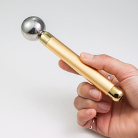 Handgehaltene Elektrische Eisgloben Schönheitsgerät Aluminiumlegierung Gesichts-Vibrationsmassagegerät Kaltmassageball Faltenentferner für das Gesicht