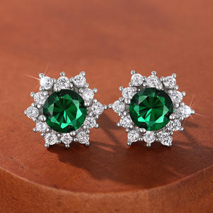Orecchini a Perno con Fiore in Oro Bianco, Zirconi Verdi e Pietre Trasparenti Taglio Brillante Rotondo per Donna, Stile Classico da Festa - Product Image 4