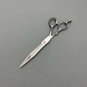 กรรไกรตัดผมมืออาชีพ 6.5 นิ้ว สแตนเลสสตีล สำหรับคนถนัดขวา อุปกรณ์ร้านเสริมสวย ใบมีดแบน ดีไซน์มาตรฐาน - Product Image 5