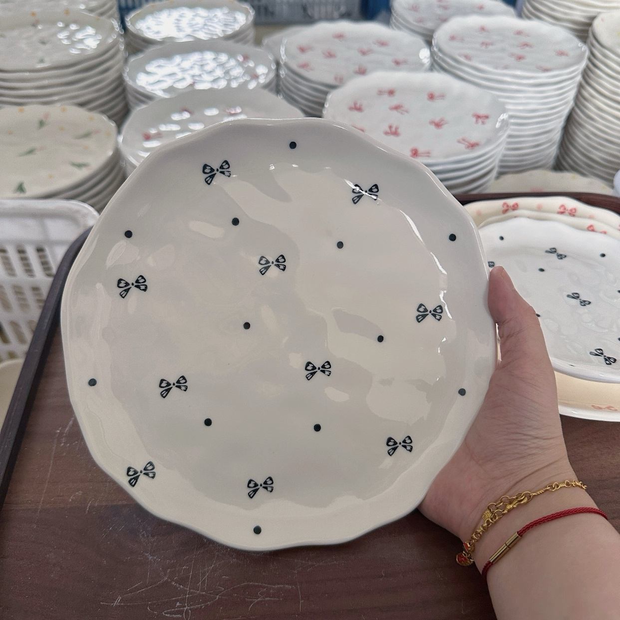 จานจานรูปโบว์สีดำ